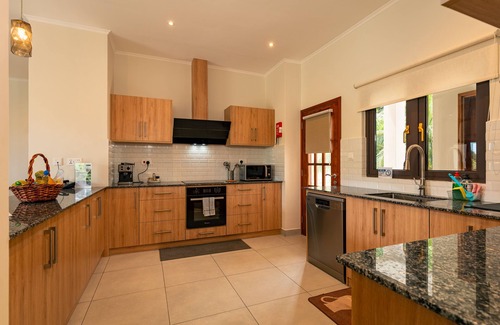 Mahe Island Apartment | Aran Apartments - Fenton: Modern, spacious apartment at Au Cap.