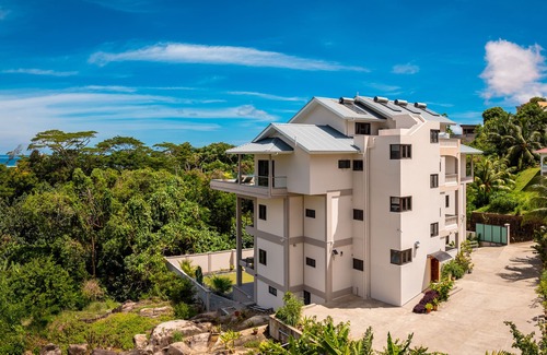 Mahe Island Apartment | Aran Apartments - Fenton: Modern, spacious apartment at Au Cap.
