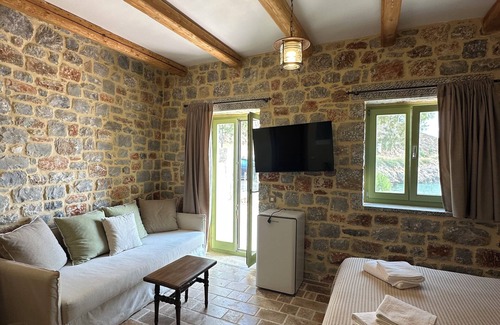 East Mani Resort | Arapis Rooms & Suites