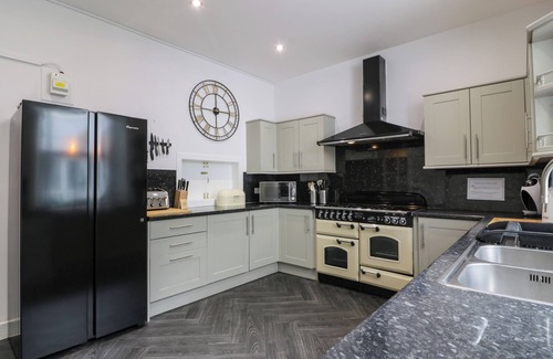 Rothesay Cottage | ARGYLE HOUSE, pet friendly, with hot tub in Rothesay, Isle Of Bute