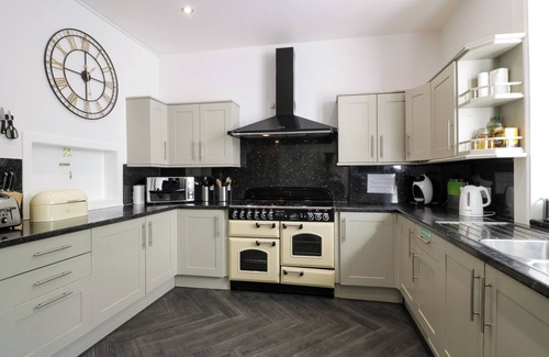 Rothesay Cottage | ARGYLE HOUSE, pet friendly, with hot tub in Rothesay, Isle Of Bute