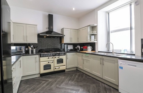 Rothesay Cottage | ARGYLE HOUSE, pet friendly, with hot tub in Rothesay, Isle Of Bute