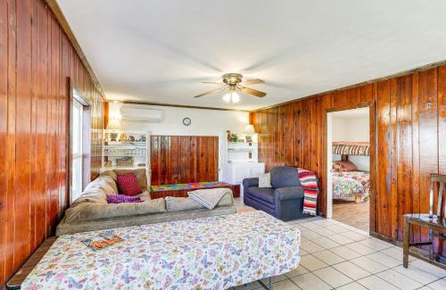 Henderson House | Arkansas Cabin with Deck Less Than 1 Mi to Norfork Lake