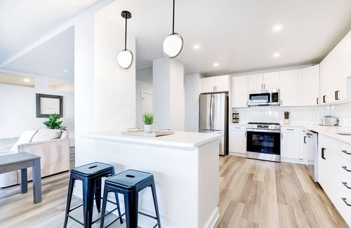 Aurora Highlands Apartment | Arlington Modern Comfort Meets City Life