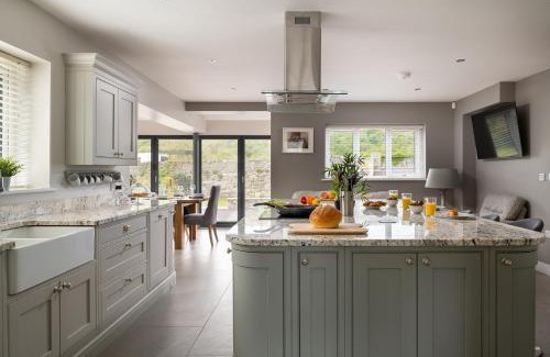 Brynrefail House | Arlyn, Padarn Lake Viewpoint in Snowdonia