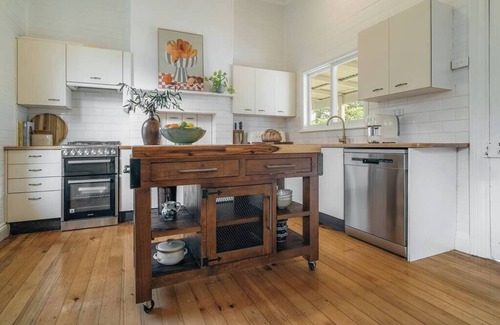 Armidale House | Armidale's Quinn's Cottage - City Centre