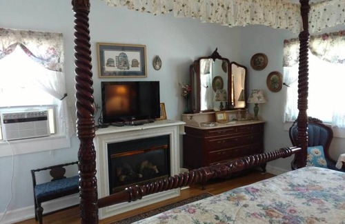 Top of the Hill Bed & Breakfast | Armistead Cottage B&B