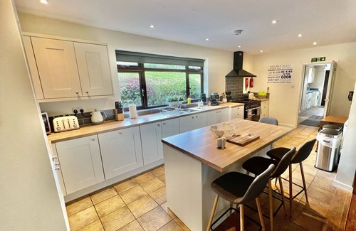 New Forest District Cottage | Arniss Farmhouse - Five Bedroom Cottage, Sleeps 12