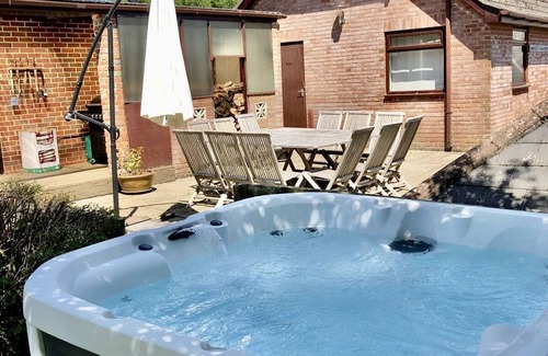 New Forest District Cottage | Arniss Farmhouse - Five Bedroom Cottage, Sleeps 12