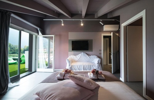 Costa Volpino Bed & Breakfast | Art B&B Design