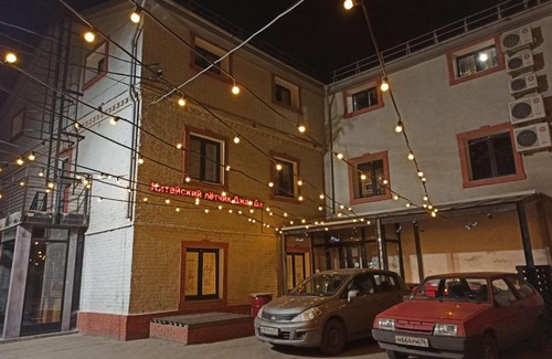 Yaroslavl Historic City Centre Hotel | Art club Kitayskiy Lyotchik Dzhao Da