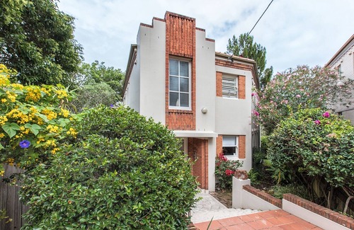 Neutral Bay Apartment | Art Deco 2-Bed Close to City and Harbour