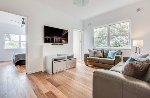 Neutral Bay Apartment | Art Deco 2-Bed Close to City and Harbour
