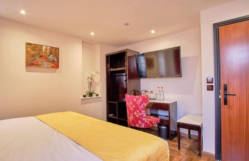 Oban Hotel | Art Deco Retreat by Oban Pier | Walk to Ferries, Shops & McCaig's Tower, 2 Rooms