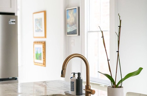 West Riverside Cottage | Art-filled 2-bedroom cottage with WiFi and AC in New Orleans