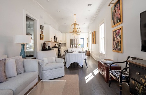 West Riverside Cottage | Art-filled 2-bedroom cottage with WiFi and AC in New Orleans