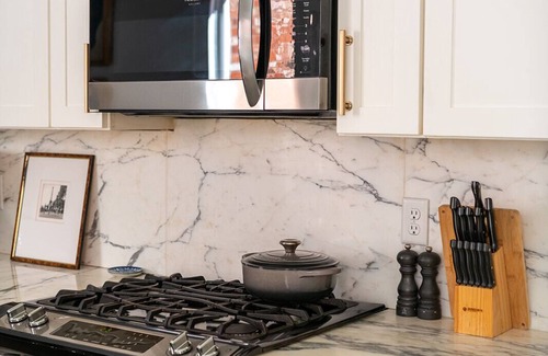 West Riverside Cottage | Art-filled 2-bedroom cottage with WiFi and AC in New Orleans
