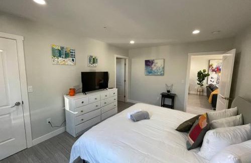 Southeastern Sacramento House | ART HOUSE king beds near the breweries