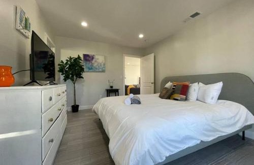 Southeastern Sacramento House | ART HOUSE king beds near the breweries
