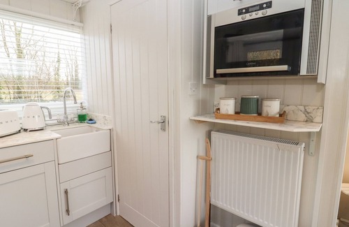 Blandford Saint Mary Cottage | ART STUDIO, pet friendly, with hot tub in Blandford Forum