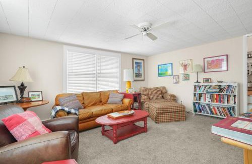 Wachapreague Apartment | Artist Apartment - Idyllic villa steps from Town & the waterfront!