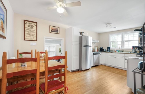 Wachapreague Apartment | Artist Apartment - Idyllic villa steps from Town & the waterfront!