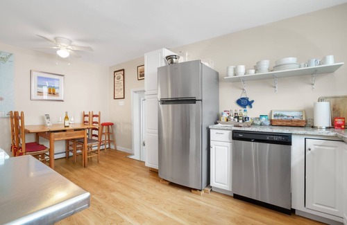 Wachapreague Apartment | Artist Apartment - Idyllic villa steps from Town & the waterfront!