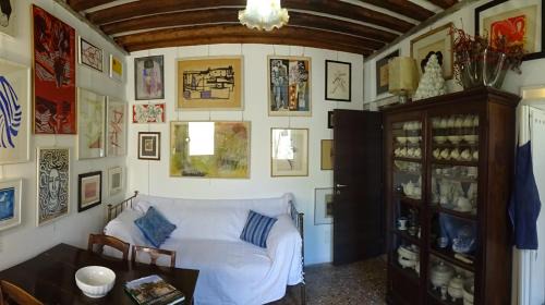 Dorsoduro Apartment | Artist House