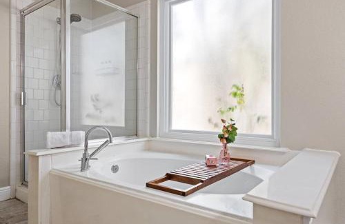 Cedar Park House | Artist Retreat at Cypress Creek - Hotub - Sleeps 9