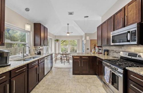 Cedar Park House | Artist Retreat at Cypress Creek - Hotub - Sleeps 9