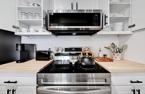 St. Edwards Apartment | Artist Retreat by SoCo - Sleeps 4 - Free Parking