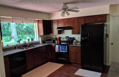 Jacksonville Beach House | Artist's Beach Retreat under the Oaks with Hot Tub near Mayo