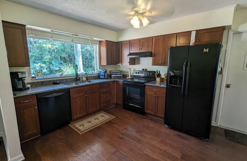 Jacksonville Beach House | Artist's Beach Retreat under the Oaks with Hot Tub near Mayo