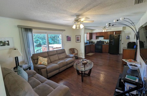 Jacksonville Beach House | Artist's Beach Retreat under the Oaks with Hot Tub near Mayo