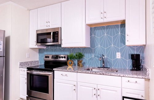 Covington House | Artist's Bungalow- 1/2 mi from Covington Square