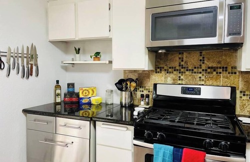 Southeastern Sacramento Condo | Artist's Condo with 2 Bedroom & Arcade