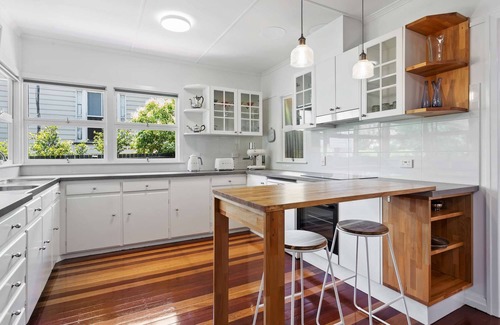 East Toowoomba House | Artist's Cottage - Cosy Home in Quiet Leafy Street
