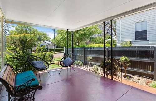 East Toowoomba House | Artist's Cottage - Cosy Home in Quiet Leafy Street