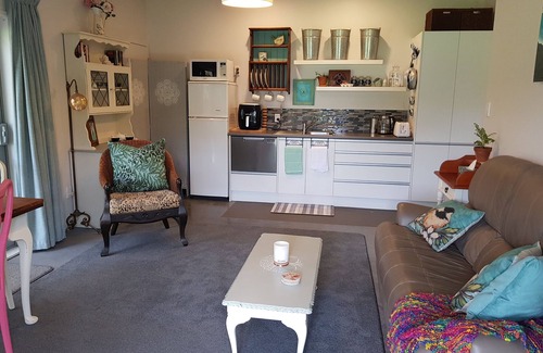 Waiuku Apartment | Artist's Country Hideaway