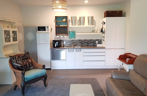 Waiuku Apartment | Artist's Country Hideaway