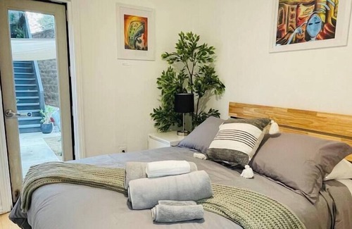 North Oak Park House | Artist's retreat near the heart of the city