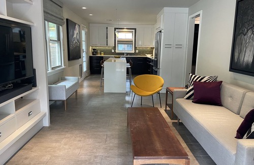 Central Carrollton Association House | Artist Tanner 2-Bed Cottage off the Streetcar Line