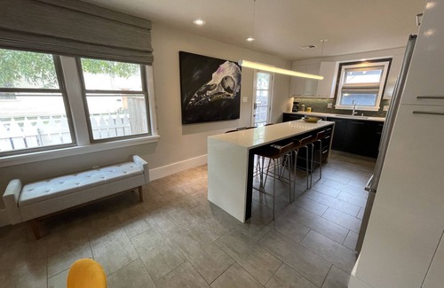 Central Carrollton Association House | Artist Tanner 2-Bed Cottage off the Streetcar Line