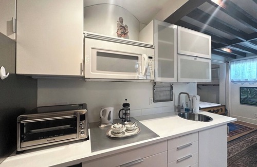 Hollywood Apartment | Artistic Haven in Hollywood with Pool, Hot Tub, Cabana, and Garden