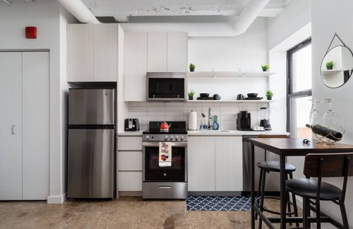 Uptown Apartment | Artistic Loft Rooftop | 13 mins DT | 4 mins Lake