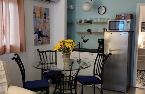 Fairhope Apartment | Artist’s Cozy Studio Retreat, A short walk to Mobile Bay and Downtown Fairhope