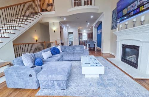 Woodlake - Briar Meadow Apartment | Artsy 3-Story Townhouse Near the Galleria Area!