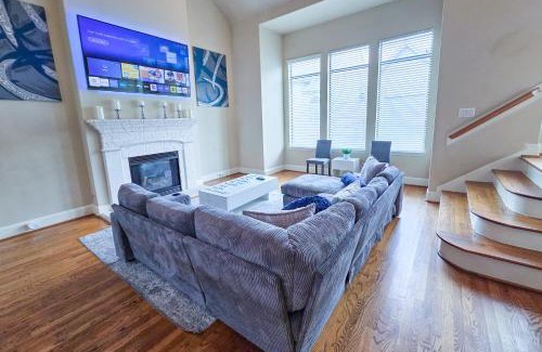 Woodlake - Briar Meadow Apartment | Artsy 3-Story Townhouse Near the Galleria Area!