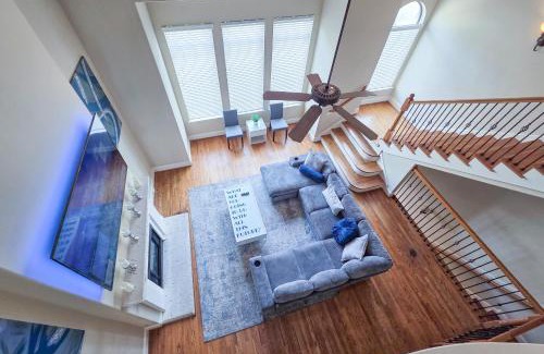 Woodlake - Briar Meadow Apartment | Artsy 3-Story Townhouse Near the Galleria Area!