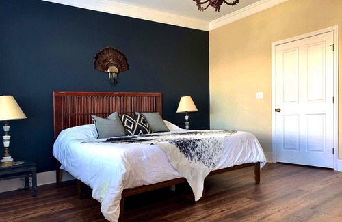 Cowan House | Artsy pet-friendly king room/historic railroad inn